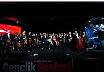 Büyükşehir'in Gençlik Senfoni Orkestrası İlk Konserinde Devleşti