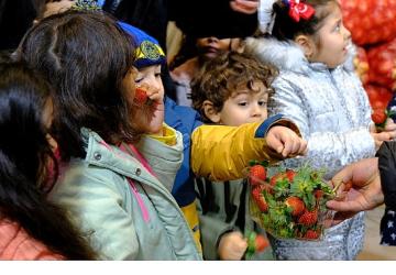 Minikler, yerli malını hal binasında öğrendi