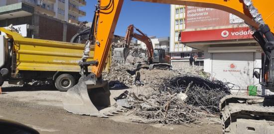 Kahta’da yıkım molozları, esnafı mağdur ediyor