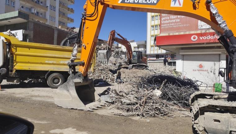 Kahta’da yıkım molozları, esnafı mağdur ediyor