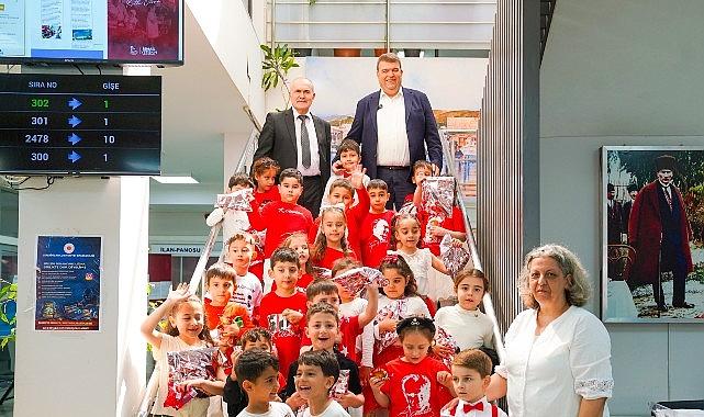 Seferihisar'da 23 Nisan coşkusu: Başkanlık koltuğu çocuklara emanet