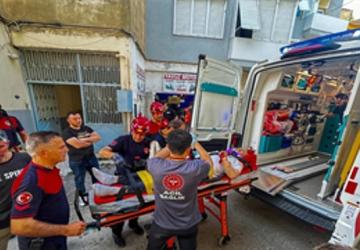 Apartman boşluğuna düşen vatandaş, itfaiye ekipleri tarafından kurtarıldı