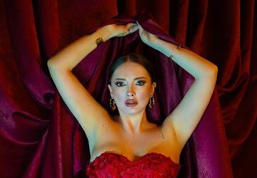 Yerli ve Milli Adele Feyruz Barış Sahnede Fırtına Gibi