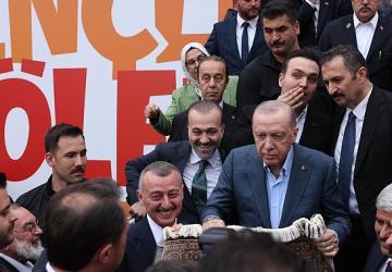 Erdoğan'a forma imzalattı