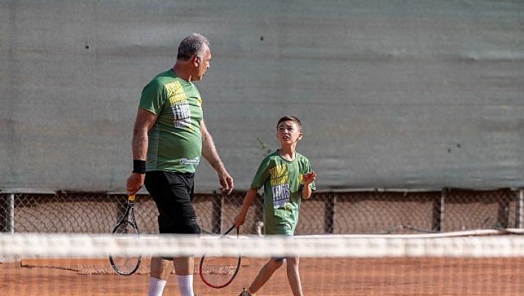 Yenişehir'de kuşaklar kortta buluştu