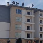 Adıyaman’da inşaat işçileri maaşlarını alamadıkları gerekçesiyle bina çatılarına çıktı - Videolu Haber