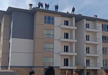 Adıyaman’da inşaat işçileri maaşlarını alamadıkları gerekçesiyle bina çatılarına çıktı - Videolu Haber