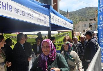 Başkan Çerçioğlu Ata Tohumlarından Yetiştirilen Binlerce Fideyi Karacasu ve Koçarlı'da Vatandaşlarla Buluşturdu