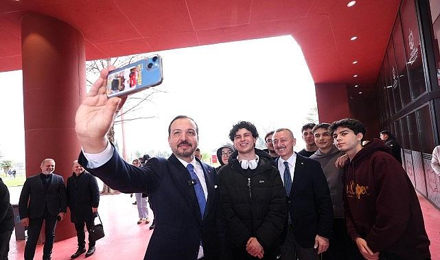 Kürşad Zorlu'dan Alev Alatlı Kütüphanesi'ne övgü