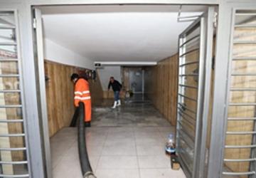 İzmir Büyükşehir Belediyesi sahada: 412 iş makinesi ve 1365 personel görevde