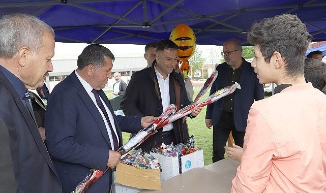 Bayındır'da 23 Nisan Coşkusu Gökyüzüne Taşındı: Stadyumda Uçurtma Şenliği