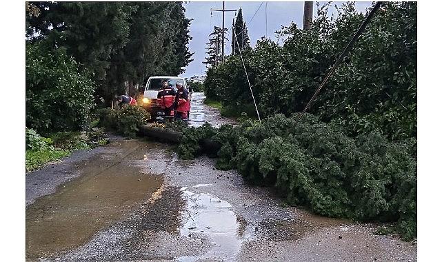 Menderes Belediyesi Yoğun Yağışlarda Sahada