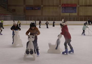 Maltepeli çocuklar tatilin keyfini buz pistinde çıkardı