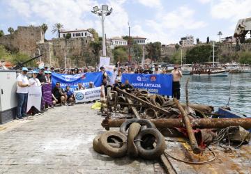 Büyükşehir Yat Limanı’nda Deniz Dip Temizliği Gerçekleştirdi