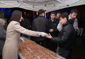 Berat Kandili'nde Lokma İkramı