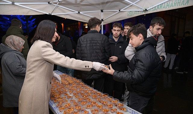 Berat Kandili'nde Lokma İkramı
