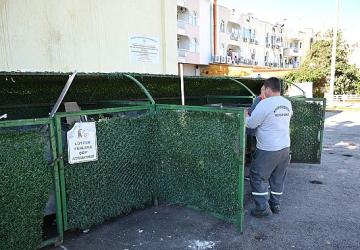 Kemer'de çöp konteynerleri dezenfekte ediliyor