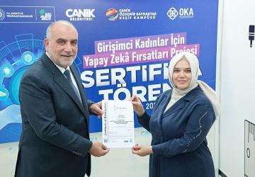 Canik Belediyesi'yle Yapay Zekâ Öğrenen Kadınların Sertifika Coşkusu