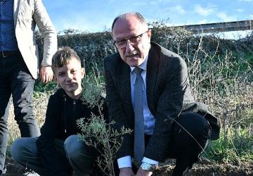 Belediye Başkanı Nergiz Karaağaçlı Öztürk'ten Fidan Dikimine Destek