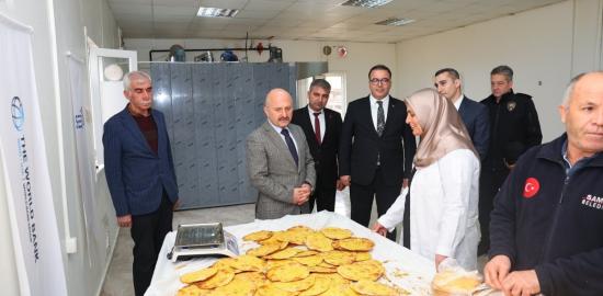 Vali Osman Varol’dan Samsat Taplama Üretim Merkezine ziyaret