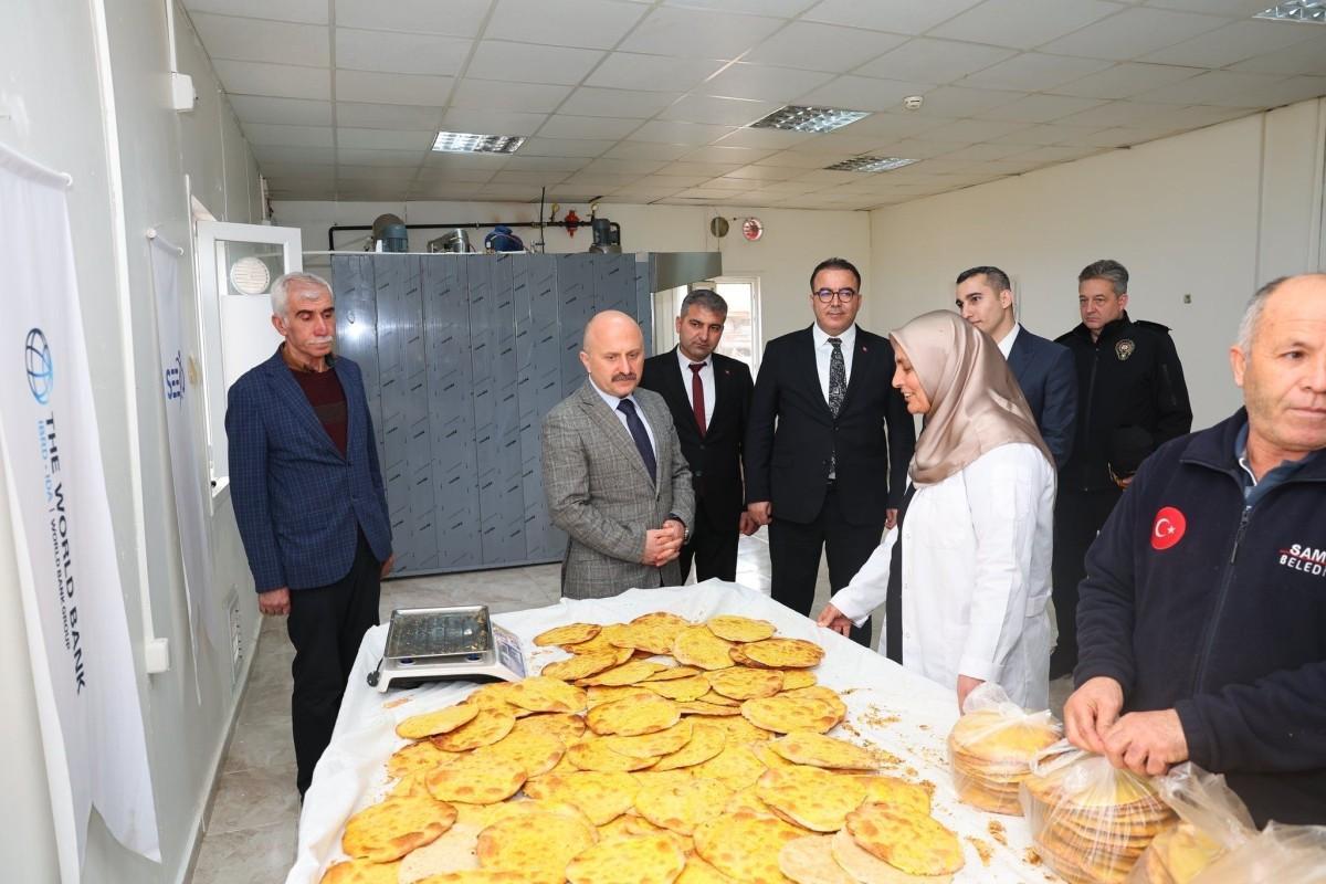 Vali Osman Varol’dan Samsat Taplama Üretim Merkezine ziyaret