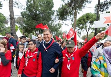 Başkan Tugay çocuklarla 23 Nisan coşkusunu paylaştı