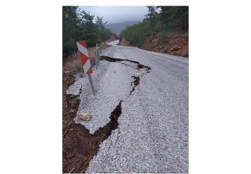 Büyükşehir ekiplerinden Alacami Yolu'nda heyelan çalışması