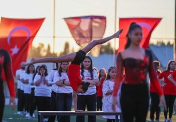 Buca'da yüzlerce kişi “Atam İzindeyiz" yazdı