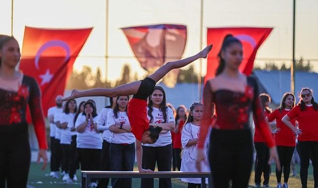 Buca'da yüzlerce kişi “Atam İzindeyiz" yazdı