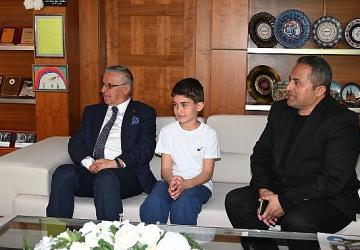 Öğrenciler Başkanlık koltuğuna oturdu