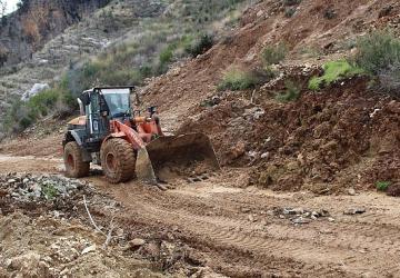 Antalya Büyükşehir Belediyesi ekiplerinden yol mesaisi