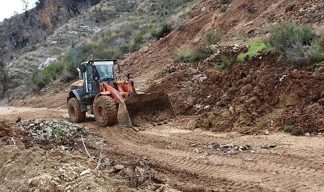 Antalya Büyükşehir Belediyesi ekiplerinden yol mesaisi