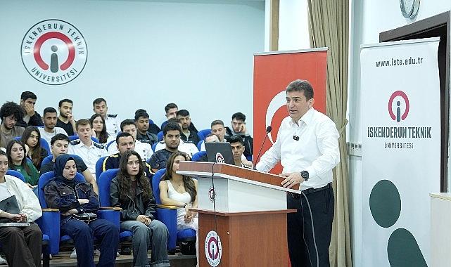 Prof. Dr. Murat Yalçıntaş, “Yeni Altay'ın Bilinmeyen Hikayesi" kitabını üniversiteliler için imzaladı