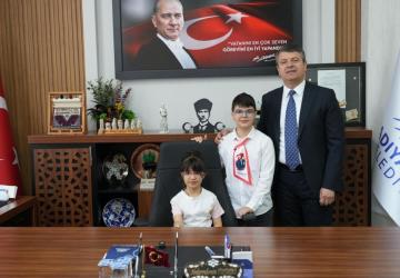 Başkan Tutdere, 23 Nisan’da koltuğunu çocuklara devretti - Videolu Haber