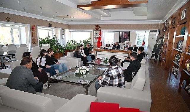 Öğrencilerden Başkan Topaloğlu'na teşekkür ziyareti