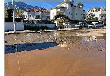 Şiddetli yağış sonrası 50 traktör balçık ve kum temizlendi