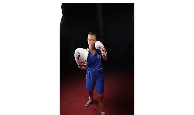 Ayşen, Riyad'da şanlı bayrağımızı göndere çekti