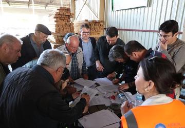 Büyükşehir arı kovanı hibesi ile üreticilerin yüzünü güldürüyor