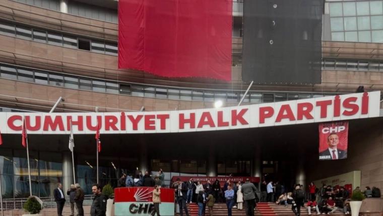 CHP Genel Merkezi’nde tahliye gerginliği: Özgür Özel binadan ayrıldı - Videolu Haber