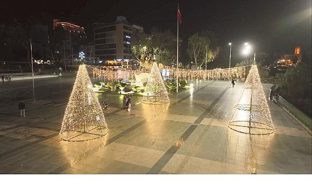 Büyükşehir Belediyesi Antalya'yı süslüyor