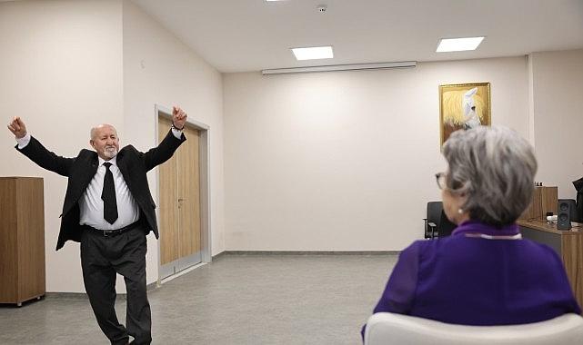 47 yıllık eşine Sevgililer Günü sürprizi yaptı