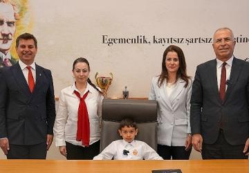 Başkan Işık, 23 Nisan'da koltuğunu Ege'ye devretti