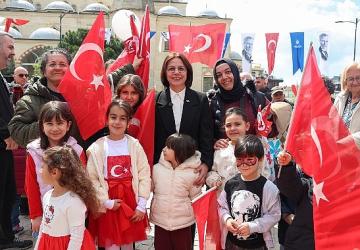 Maltepe'nin Cumhuriyet Meydanı'nda 23 Nisan coşkusu