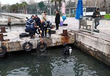 Körfez'de deniz dibi araç lastiğinden temizlendi