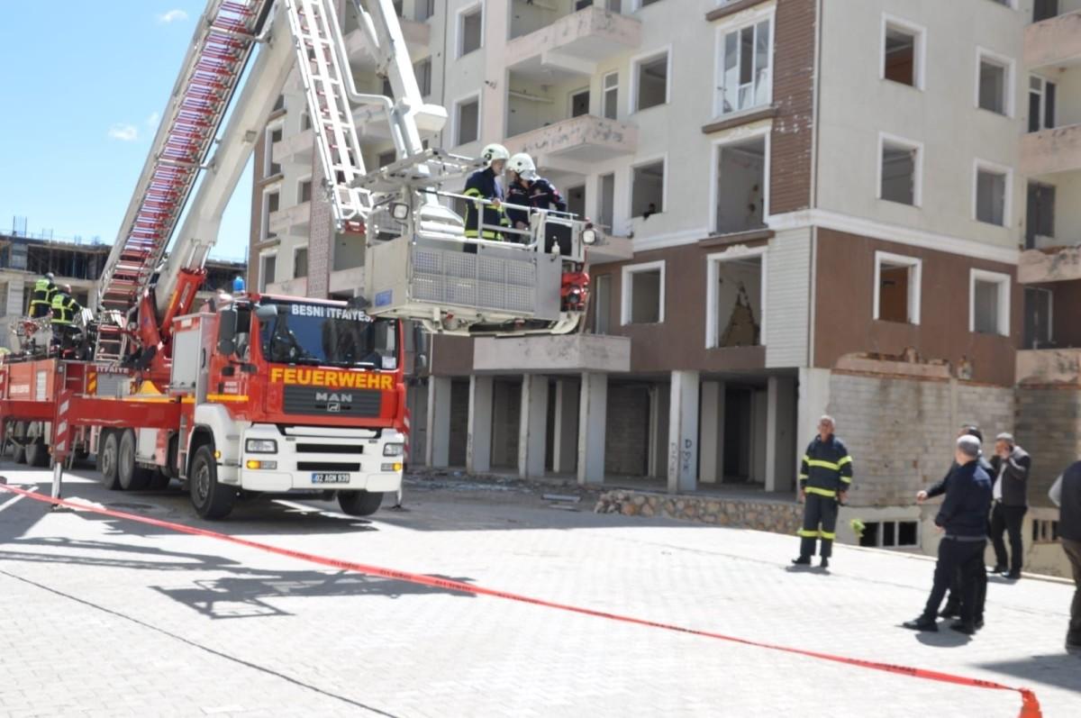 Besni İtfaiyesi'nin gerçeği aratmayan yangın tatbikatı