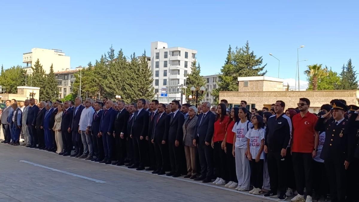Adıyaman’da 19 Mayıs kutlamaları çelenk sunma töreniyle başladı - Videolu Haber