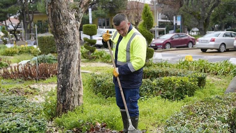 Burhaniye'de Park ve Yeşil Alanlar Yenileniyor