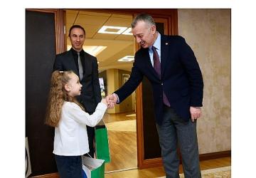 Başkan Büyükakın, koltuğu çocuklara bıraktı