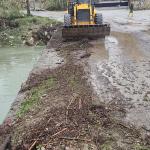 Kemer'de köprüleri tıkayan tomruklar temizlendi