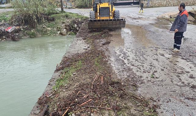 Kemer'de köprüleri tıkayan tomruklar temizlendi